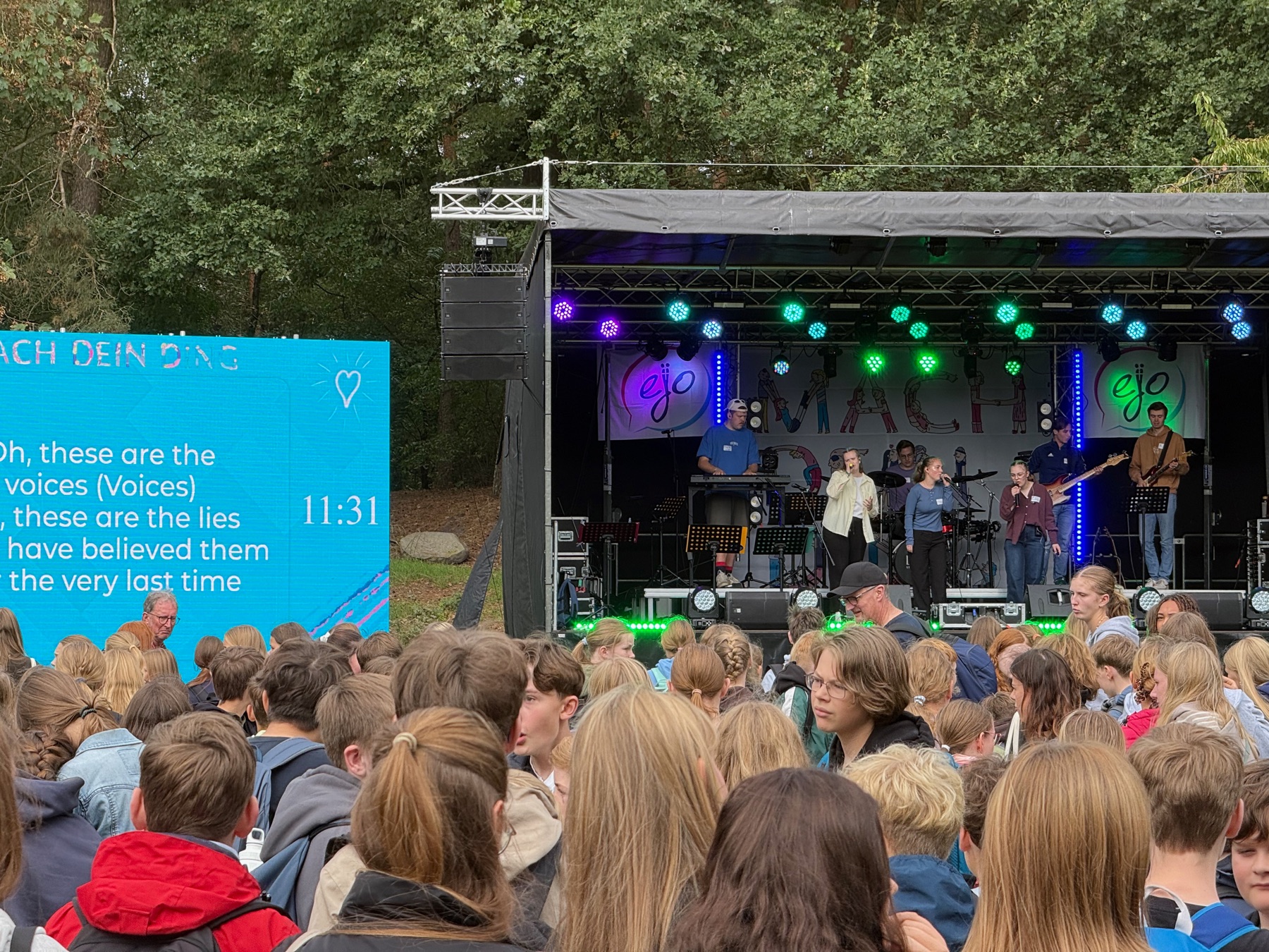 Eine Band spielt auf der Bühne des Konfidays in Vechta; davor steht Publikum.